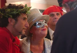 Auch beim italienischen Karneval wird Manuela (Jutta Speidel) von den Herren des Ortes nur so umschw&auml;rmt.