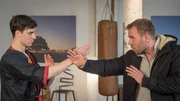 Kampfsportlehrer Mats Zepf (Timo Hastenpflug, l.) fordert Kommissar Pöhlmann (Dominic Boeer, r.) auf, ihn zu angreifen. Gelingt es Kommissar Pöhlmann, mit dem Profi mitzuhalten? Und wie ist der Kampfsportlehrer in den Fall verstrickt? Kampfsportlehrer Mats Zepf (Timo Hastenpflug, l.) fordert Kommissar Pöhlmann (Dominic Boeer, r.) auf, ihn zu angreifen. Gelingt es Kommissar Pöhlmann, mit dem Profi mitzuhalten? Und wie ist der Kampfsportlehrer in den Fall verstrickt?