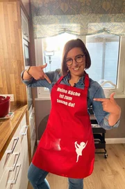 Stefanie Pieper aus Neustadt fordert Koch-Profi Ali G&uuml;ng&ouml;rm&uuml;s mit einem vegetarischen Familiengericht heraus.