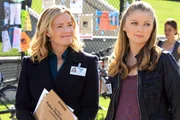 Julie Finlay (Elisabeth Shue, l.) und Morgan Brody (Elisabeth Harnois) befragen die Studenten am Campus zum Tod eines Kommilitonen.