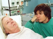 René (Luke Wilkens) hat ein inniges Verhältnis zu seiner Großmutter Martha (Gudrun Okras) und sucht verzweifelt einen Ausweg, seiner Oma das Pflegeheim zu ersparen.