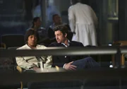 Bailey (Chandra Wilson, l.) erkennt, dass Marcus in ihr nach wie vor nur als das Mädchen von der Highschool sieht, das ihm bei den Hausaufgaben geholfen hat. Sie lässt ihren Frust darüber vor Derek (Patrick Dempsey, r.) freien Lauf, der ihr gesteht, dass er auf der Highschool ein schmächtiger, pickeliger Streber war ...