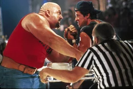 Hinter, v.li.: Bob 'Bull' Hurley (Rick Zumwalt) und Lincoln Hawk (Sylvester Stallone)