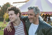Noch sind sie ein Herz und eine Seele, Schausteller Butch Nevins (Michael Higgs, r.) und sein Sohn Sean (Sean Delaney, l.).
