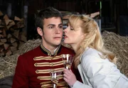 Ben (Johannes Hauer, l.) ahnt, dass Rosalie (Natalie Alison, r.) um jeden Preis schwanger werden will. Ben (Johannes Hauer, l.) ahnt, dass Rosalie (Natalie Alison, r.) um jeden Preis schwanger werden will.