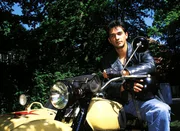 Julian (Andreas Elsholz), ein begeisterter Motorradfahrer, ist der neue Zivi in der Klinik von Dr. Waldner.