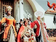 Aljonuschka (Natalja Sedysch, li.), Fedul IV. (Leonid Charitonow), Baba Jaga (Vera Altaiskaja).