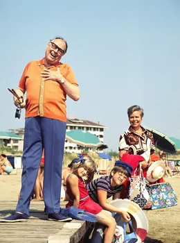 Im Urlaubsfieber: Willi Hirsekorn (Heinz Erhardt, li.), seine Frau Sieglinde (Ruth Stephan), seine Tochter Lotti (Irina von Bentheim) und sein Sohn Kuno (Nicolai von Bentheim).