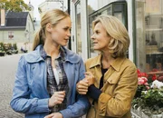 Inga Lindström - Wiedersehen in Eriksberg Lässt ihre Tochter nur schweren Herzens ziehen: Inez Bjørg David als Nike, Andrea L'Arronge als Elisabeth Hanson Inga Lindström - Wiedersehen in Eriksberg Lässt ihre Tochter nur schweren Herzens ziehen: Inez Bjørg David als Nike, Andrea L'Arronge als Elisabeth Hanson