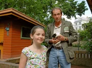 Zoodirektor Dr. F&auml;hrmann (Michael Lesch) will Rebecca Lentz (Elisabeth B&ouml;hm), die f&uuml;r eine Vorf&uuml;hrung in ihrer Schule ein geeignetes Tier sucht, ein Meerschweinchen zeigen. Doch Rebecca hat ein anderes Tier entdeckt, das ihr viel besser gef&auml;llt.