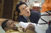 Nachdem sie der Unterwelt von Los Angeles und Hongkong das F&uuml;rchten gelehrt haben, verschl&auml;gt es Detective Carter (Chris Tucker, l.) und Chief Inspector Lee (Jackie Chan, r.) nach Paris, wo sie sich in gewohnt chaotischer Manier mit diversen kriminellen Elementen herumschlagen m&uuml;ssen ...