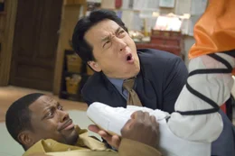 Nachdem sie der Unterwelt von Los Angeles und Hongkong das F&uuml;rchten gelehrt haben, verschl&auml;gt es Detective Carter (Chris Tucker, l.) und Chief Inspector Lee (Jackie Chan, r.) nach Paris, wo sie sich in gewohnt chaotischer Manier mit diversen kriminellen Elementen herumschlagen m&uuml;ssen ...