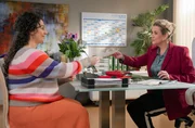Cristina Bakary (Hanife Sylejmani, li.) hat sich in der Verwaltung der Sachsenklinik beworben. Sarah Marquart (Alexa Maria Surholt, re.) ist &uuml;ber jede Unterst&uuml;tzung dankbar, aber &uuml;ber die einer so taffen Frau umso mehr.