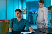 Dr. Ilay Demir (Tan Caglar, li.) und Krankenpfleger Kris Haas (Jascha Rust, re.) sind beste Freunde, doch auch in einer so engen Freundschaft kriselt es mal.
