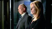 Captain Donald Cragen (Dann Florek) und A.D.A. Casey Novak (Diane Neal) beraten sich zu ihrem aktuellen Fall. Ein junges M&auml;dchen, das am Turner-Syndrom leidet und deshalb j&uuml;nger aussieht, als sie in Wirklichkeit ist, soll vergewaltigt worden sein.