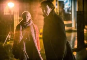 Sherlock Holmes (Benedict Cumberbatch) und Mary Morstan (Amanda Abbington) haben erfahren, dass sich John Watson in großer Gefahr befindet und sind auf der Suche nach ihm. Sherlock Holmes (Benedict Cumberbatch) und Mary Morstan (Amanda Abbington) haben erfahren, dass sich John Watson in großer Gefahr befindet und sind auf der Suche nach ihm.