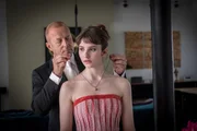 Simeon Herzog (Heino Ferch) legt seiner Tochter Isabelle (Anuschka Tochtermann) vor der Spendengala die Kette seiner verstorbenen Frau um. Simeon Herzog (Heino Ferch) legt seiner Tochter Isabelle (Anuschka Tochtermann) vor der Spendengala die Kette seiner verstorbenen Frau um.