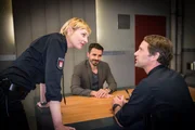 Mattes (Matthias Schloo, r.) und Melanie (Sanna Englund, l.) sind sich bei der Befragung Kostics (Blerim Destani, M.) uneinig, was dieser mit Genugtuung registriert.