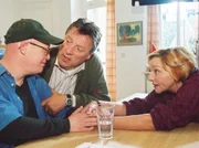 Tim (Bobi Brederlow, links) kommt als Spender für seine Schwester in Frage, wissen seine Eltern (Hansjürgen Hürrig, Eva Weißenborn) nicht, ob sie ihm das OP Risiko zumuten können? Tim (Bobi Brederlow, links) kommt als Spender für seine Schwester in Frage, wissen seine Eltern (Hansjürgen Hürrig, Eva Weißenborn) nicht, ob sie ihm das OP Risiko zumuten können?