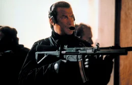 Unter F&uuml;hrung des knallharten Lt. Col. Austin Travis (Steven Seagal) bereitet die Spezialeinheit die &Uuml;berw&auml;ltigung der Terroristen vor.  +++ Die Verwendung des sendungsbezogenen Materials ist nur mit dem Hinweis und Verlinkung auf RTL+ gestattet. +++