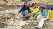 Liz Bonnin und Dr. Jennifer Anné (Chefpaläontologin des Children's Museum of Indianapolis) untersuchen die Schwanzknochen eines 150 Millionen Jahre alten Dinosauriers an einer geheimen Fundstelle in Wyoming, USA.