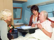 Martha (Gudrun Okras, links) gibt sich auf: Ihre Tochter Ulirke (Karin Düwel, rechts) und ihr Enkel René (Luke Wilkens) wissen nicht, wie sie der Oma nach dem Schlaganfall zu neuem Lebensmut verhelfen können.