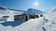 Ein Spitzenrestaurant mitten in der Eisbären-Zone: Das 'Gruvelageret' befindet sich in einer alten Bergarbeiterbaracke und gilt auf Spitzbergen als besonders cool. Ein Spitzenrestaurant mitten in der Eisbären-Zone: Das 'Gruvelageret' befindet sich in einer alten Bergarbeiterbaracke und gilt auf Spitzbergen als besonders cool.