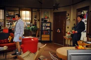 Ted ist schockiert, als er Kevin in Boxershorts im Wohnzimmer stehen sieht.