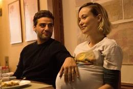 Will (Oscar Isaac) und Abby (Olivia Wilde) freuen sich auf ihr gemeinsames Baby