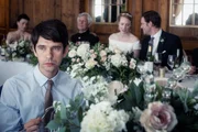 This Is Going to Hurt Staffel 1 Folge 7 Einsam in der Festgemeinde: Ben Whishaw als Adam Kay (vorne)