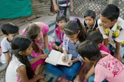 Wo B&uuml;cher die Welt bedeuten Bhopal, Indien Durga Basti begeistert andere Kinder zum Lesen.
