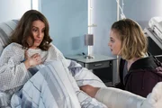Ellen (Stefanie Hoener, l.) hat die OP eingentlich gut &uuml;berstanden. Doch als sie ihre Tochter Paula Thomas (Sarah Giese, r.) gerade nach Hause zum Packen schicken will, geht es ihr pl&ouml;tzlich schlecht.