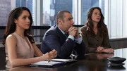 Das Erscheinen seiner bildschönen Schwester Esther (Amy Acker, r.) verändert die Stimmung innerhalb der Kanzlei, was auch Rachel (Meghan Markle, l.) bemerkt. Kann Louis (Rick Hoffmann, M.) dies für sich nutzen?