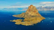 Der Felsen Uummannaq mit dem gleichnamigen Städtchen, in West-Grönland. Der Sage nach der Wohnsitz des Weihnachtsmannes