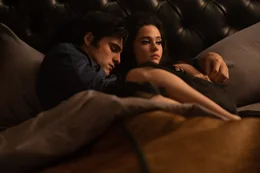 In ihrer Beziehung mit Elvis (Jacob Elordi, l.) wird das sexuelle Begehren von Priscilla (Cailee Spaeny, r.) lange Zeit von ihm unterdr&uuml;ckt.