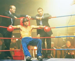 Mickey (Brad Pitt, M.) ist der Ersatzmann, den Turkish (Jason Statham, l.)  und Tommy (Stephen Graham, r.) f&uuml;r den Boxkampf von Brick Top organisieren konnten.
