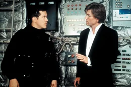 Seit einem erfolglosen Einsatz von Lt. Col. Travis' (John Leguizamo l.) Einheit - basierend auf den Fehlinformationen Grants (Kurt Russell) - herrscht zwischen dem Analytiker und dem Praktiker seitdem eine latente Spannung...