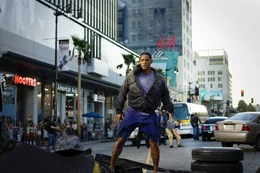Dumm gelaufen: Ungl&uuml;cklicherweise hat Hancock (Will Smith) mal wieder weit &uuml;bers Ziel hinaus geschossen ...