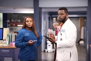 Chicago Med Staffel 7 Folge 6 Sie sind sich nicht einig: Marlyne Barrett als Maggie Lockwood, Guy Lockard als Dr. Dylan Scott Copyright: SRF/NBC Universal Chicago Med Staffel 7 Folge 6 Sie sind sich nicht einig: Marlyne Barrett als Maggie Lockwood, Guy Lockard als Dr. Dylan Scott Copyright: SRF/NBC Universal