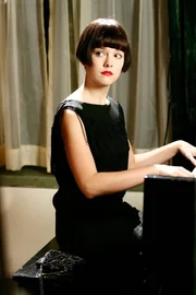 Im Jahr 1929 verliess Violet (Allison Miller) ihren Mann und zog nach Philadelphia, um sich als Komponistin zu bew&auml;hren.