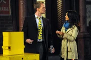 Ihr romantischer Abend wird durch eine Anhäufung mehrerer schlimmer Dinge ruiniert: Barney (Neil Patrick Harris) und Nora (Nazanin Boniadi).
