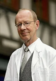 Der verliebte Innungs-Obermeister Zichorius (Hans Peter Korff) sorgt f&uuml;r einen &uuml;berraschenden Wettbewerbs-Ausgang...