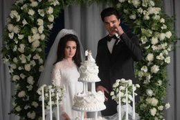 Trotz mehrerer Beziehungskrisen heiraten Priscilla Beaulieu (Cailee Spaeny, l.) und Elvis Presley (Jacob Elordi, r.).