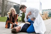 Nach seiner Entlassung auf eigene Verantwortung bricht Thilo zusammen. Er hat Wasser in der Herzkammer.  V.l.n.r. Hannah Berger (Maike Bollow), Thilo Schwenke (Heiko Ruprecht), Ben Ahlbeck (Philipp Danne)