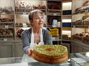 Voller Stolz pr&auml;sentiert Katharina (Gila von Weitershausen) ihren preisgekr&ouml;nten Kuchen.