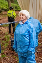 Was würde Inspector Barnaby nur ohne sie machen? Rechtsmedizinerin Fleur Perkins (Annette Badland) glänzt mit profundem Fachwissen, das Barnaby und Winter auf die richtige Spur bringt. Auch in diesem Fall?