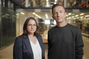 Warum werden Menschen aus Gruppen ausgeschlossen, das will Moderator Eric Mayer (r.) von Dr. Selma Rudert (l.), Juniorprofessorin für Sozialpsychologie am Campus Landau, wissen. Warum werden Menschen aus Gruppen ausgeschlossen, das will Moderator Eric Mayer (r.) von Dr. Selma Rudert (l.), Juniorprofessorin für Sozialpsychologie am Campus Landau, wissen.