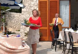 Mit vereinten Kr&auml;ften bereiten Nicola (Luciano Casini) und Manuela (Jutta Speidel) ein gro&szlig;es Fest f&uuml;r ihre Freunde aus dem Dorf.