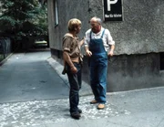 Peter Lustig (r.) ist &uuml;ber einem Kohlest&uuml;ckchen auf dem B&uuml;rgersteig ausgerutscht. Irritiert und verwundert &uuml;ber die herumliegende Kohle, spricht er den "Kohlemann"(l.) an. Dieser hat aber nur wenig Verst&auml;ndnis f&uuml;r Peters Fragerei.