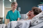 Dr. Kathrin Globisch (Andrea Kathrin Loewig) wacht am Bett des bei dem Massenunfall in der Leipziger Innenstadt schwerverletzten Patienten (Juri Winkler). Dr. Kathrin Globisch (Andrea Kathrin Loewig) wacht am Bett des bei dem Massenunfall in der Leipziger Innenstadt schwerverletzten Patienten (Juri Winkler).